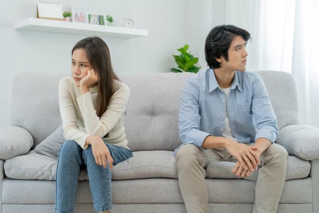 Beranda 7 cara menghadapi pasangan yang cuek agar hubungan erat kembali