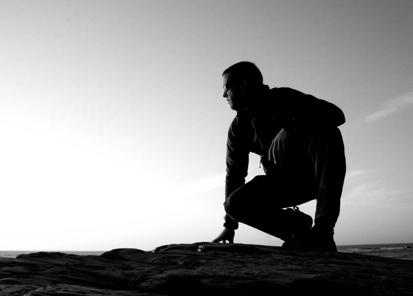 Bangkit dengan Sadar: Melanjutkan Hidup Tanpa Mengingkari Luka bangki berdiri